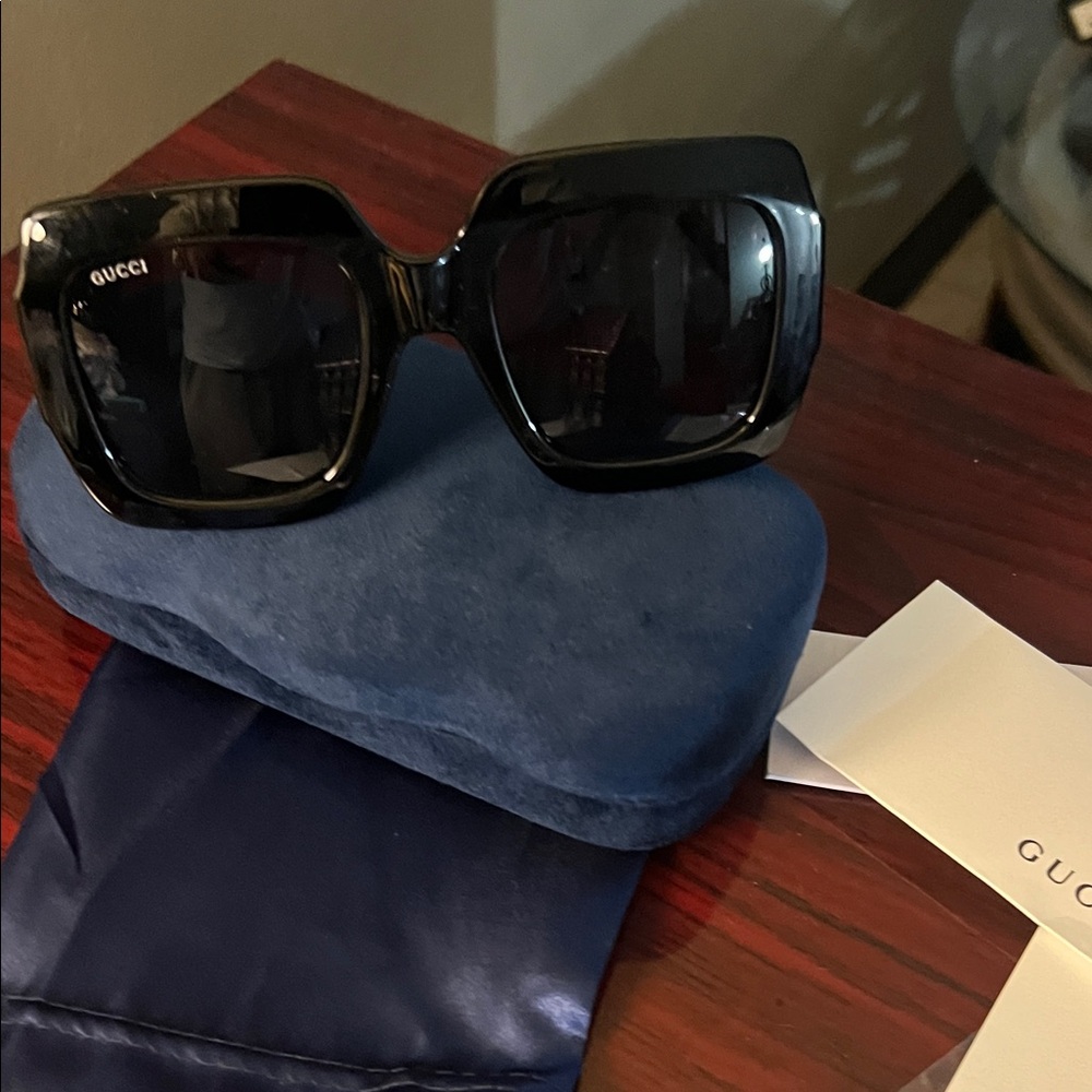 Authentic Gucci Glossy Black Square Sunglasses with Silver Double G - Picture 5 of 6